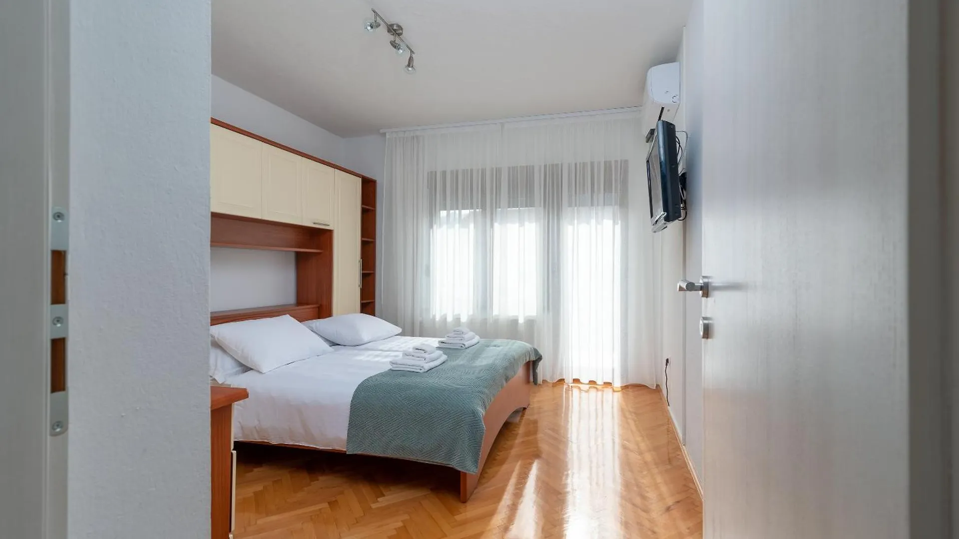 Apartment Domi トロギール