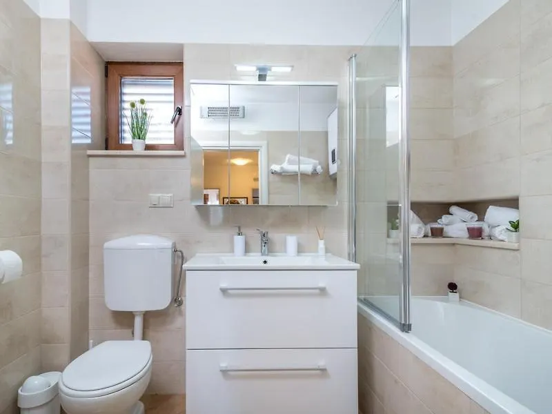 Apartment Domi トロギール